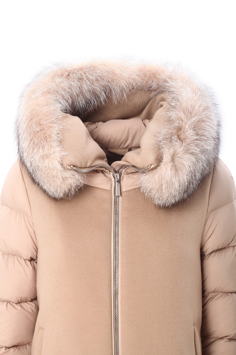 shop MOORER Saldi Giaccone: Moorer cappottino corto, dalla linea a trapezio. 
Realizzato in lana mista cashmere abbinata a dei particolari trapuntati in nylon superleggero.
Grande cappuccio arricchito da bordo in pelliccia staccabile.
Zip con inserti di tessuto nei fianchi e nel fondo manica, che permettono di aumentare l'ampiezza del capo quando aperte.
Composizione esterna: 90% Lana,10% Cashmere.
Made in Italy.. FRESIA LE-V0942 number 4079082